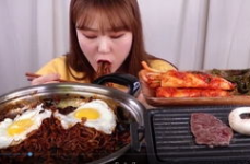 印度小姐姐吃烤牛肉视频,传统美味新体验