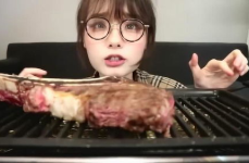 吃牛排的小姐姐视频大全,小姐姐们的美食视频盛宴