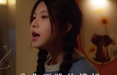 孤勇者司机唱给小姐姐,小姐姐感动落泪