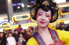 小姐姐不倒翁贴纸图片,小姐姐不倒翁贴纸，萌动你的心扉