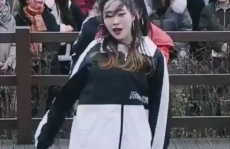 小姐姐跳迈克尔舞蹈,小姐姐迈克尔舞步演绎动感魅力