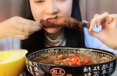 小姐姐吃鸡腿还喝雪碧,小姐姐畅享鸡腿与雪碧的完美邂逅